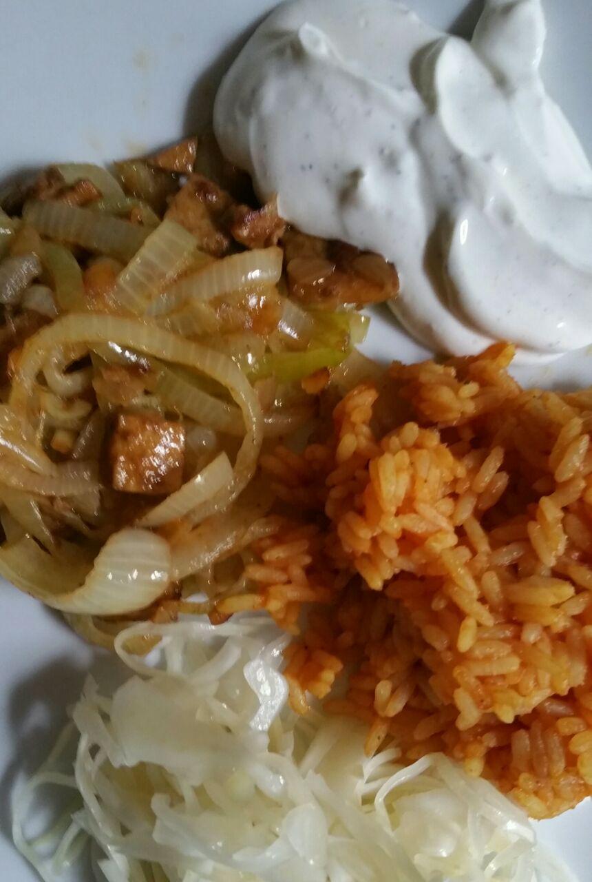 Gyros mit rotem Reis und Knoblauchjoghurt - vegan und munter