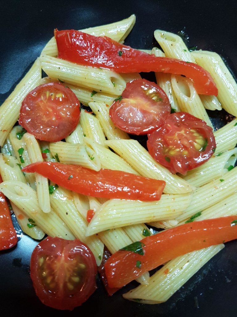 Penne in pikanter Paprika-Tomaten-Soße - 2 Personen - vegan und munter