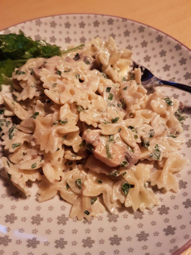 Farfalle in Kräuter-Pilz-Soße - vegan und munter