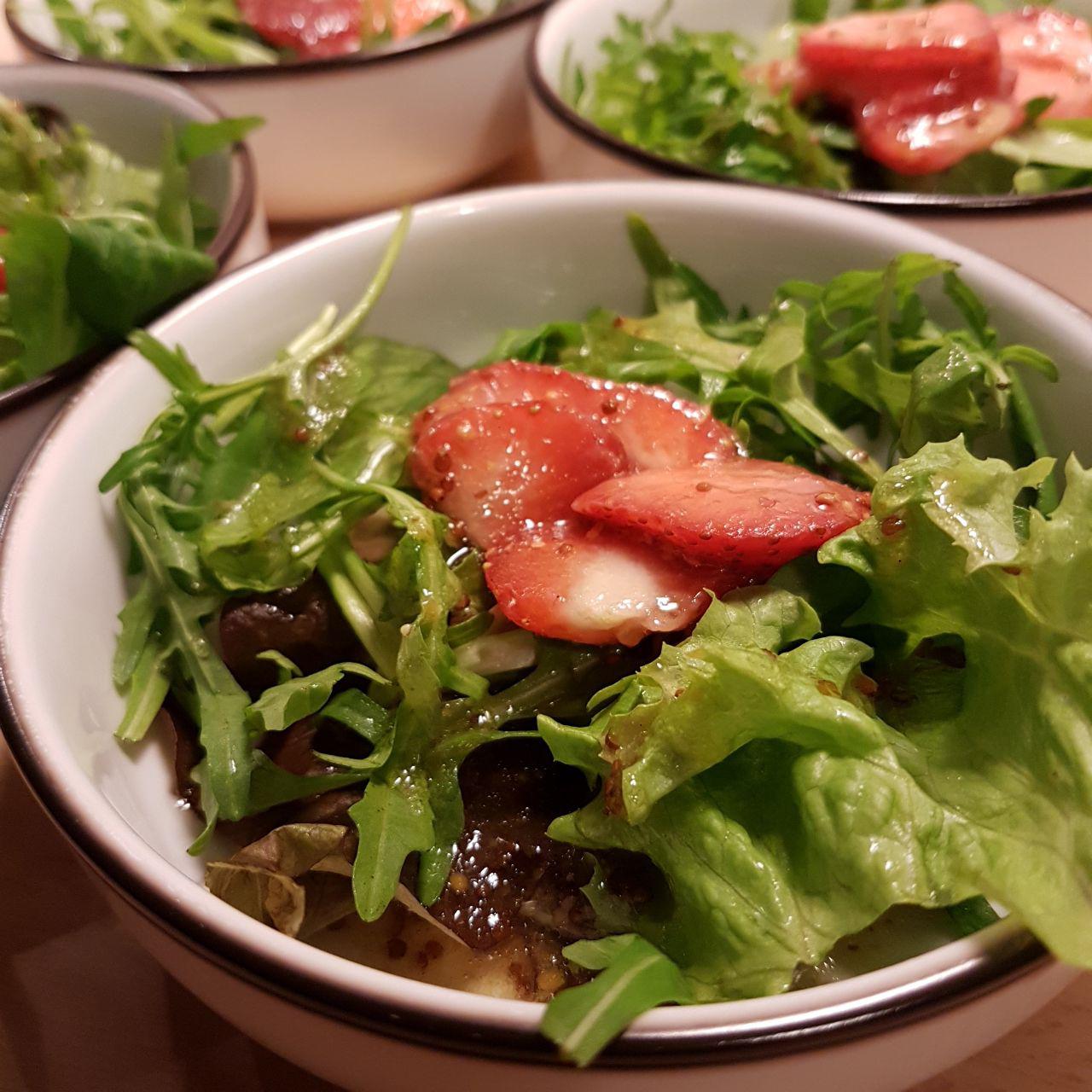 Blattsalat mit Erdbeer-Senfdressing - vegan und munter