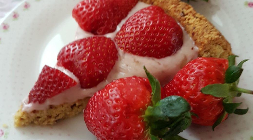 Mürbteigtortenboden mit Erdbeeren - 12 Stücke - vegan und munter