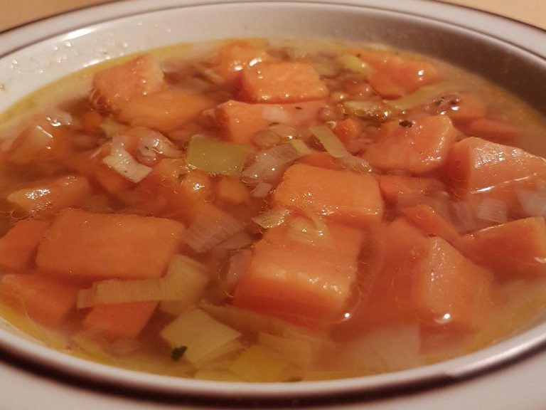 Linsensuppe mit Süßkartoffeln - vegan und munter